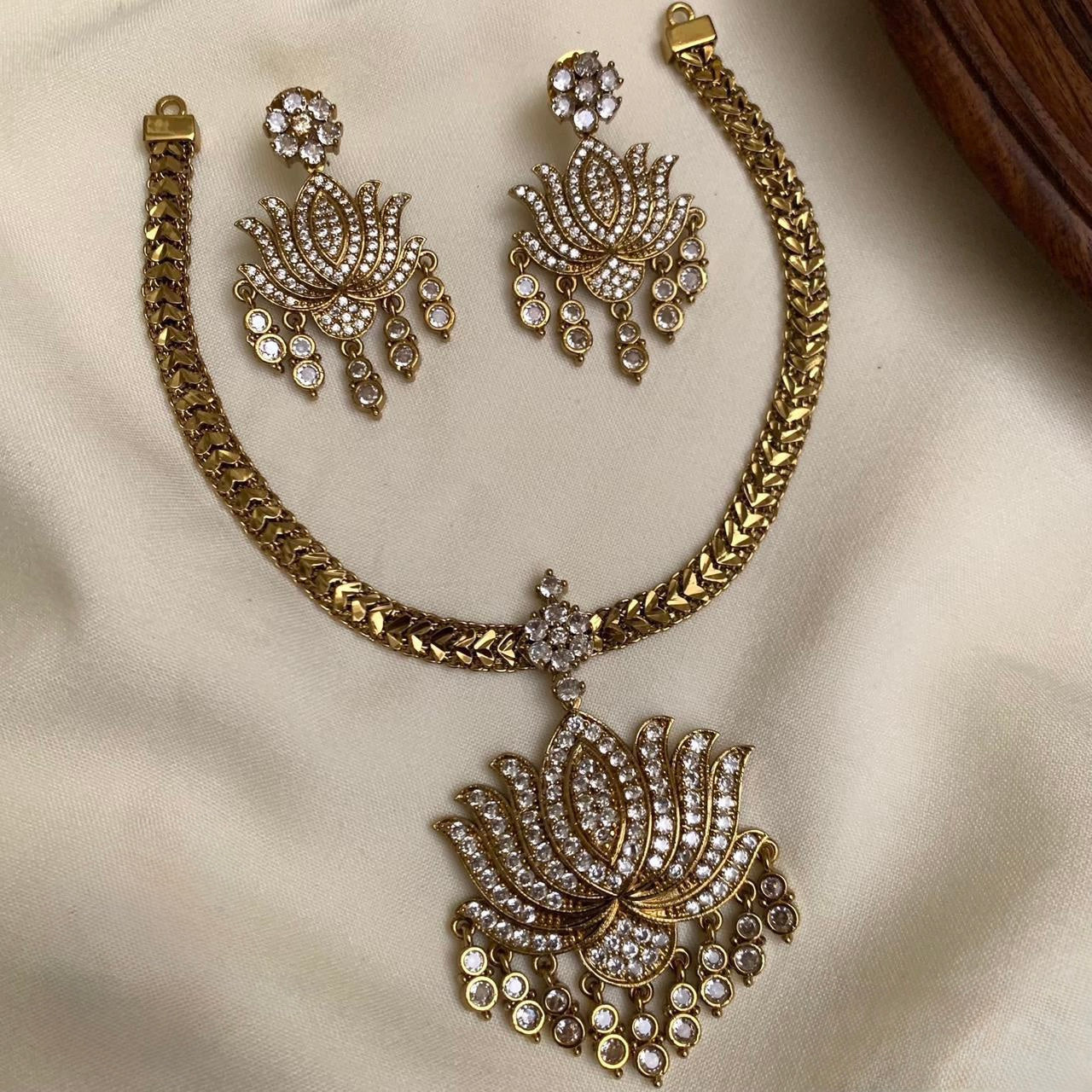 Lotus Radiance Diamond Necklace Set