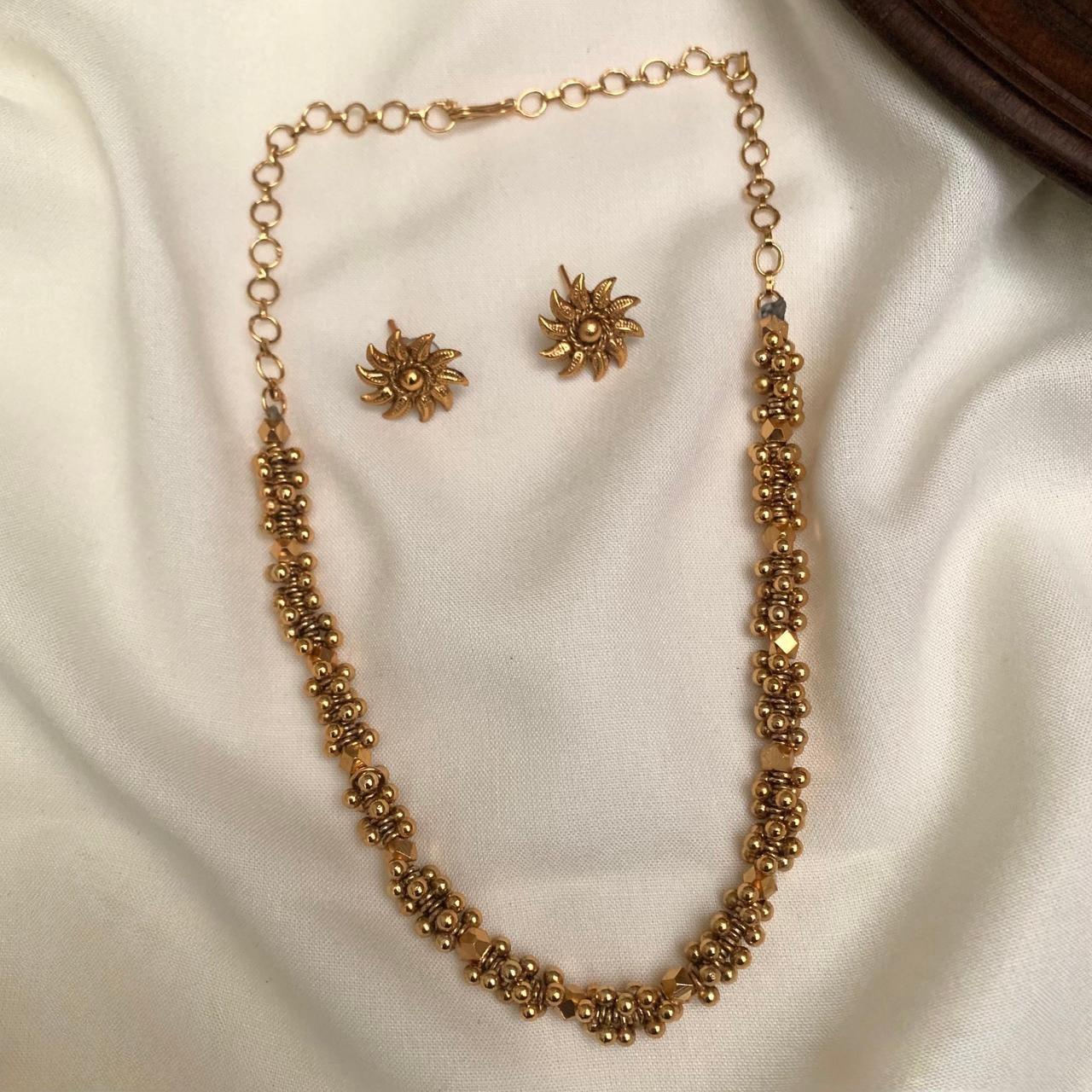 traditional Ashtpailu short Mala with stud earrings